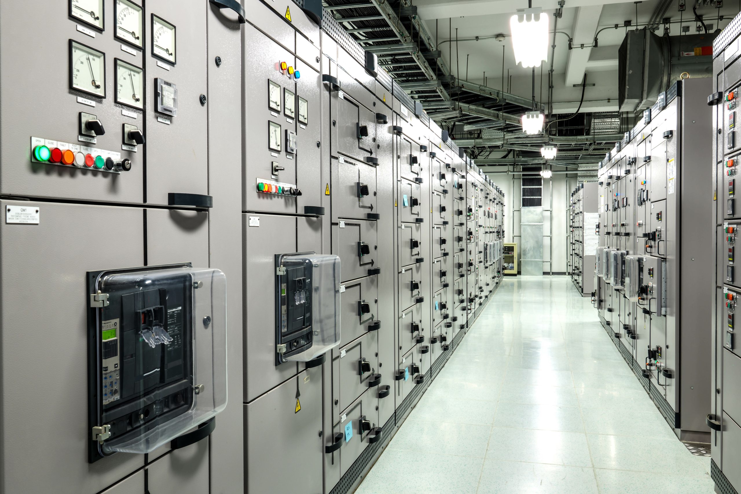 L'intérieur d'une usine d'appareillage électrique. Symbole du secteur de l'énergie.