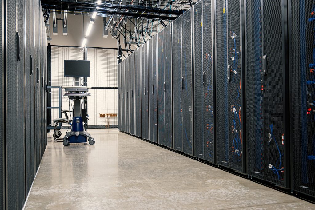 Centre de données moderne, symbole du stockage et de gestion de données essentielles à l'informatique.