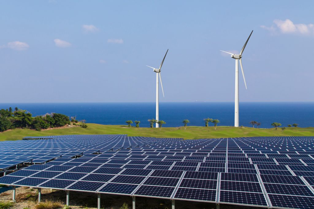 Panneaux solaires et éoliennes, représentant des sources d'énergie renouvelables.