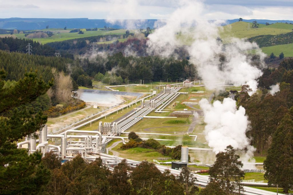 L'énergie géothermique, qui présente la production d'électricité à partir de la chaleur de la Terre, une solution des énergies renouvelables.