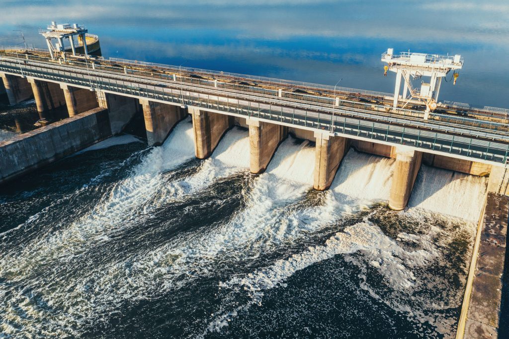 L'énergie hydroélectrique, qui démontre la production d'électricité à partir de ressources hydrauliques, vecteur des énergies renouvelables.