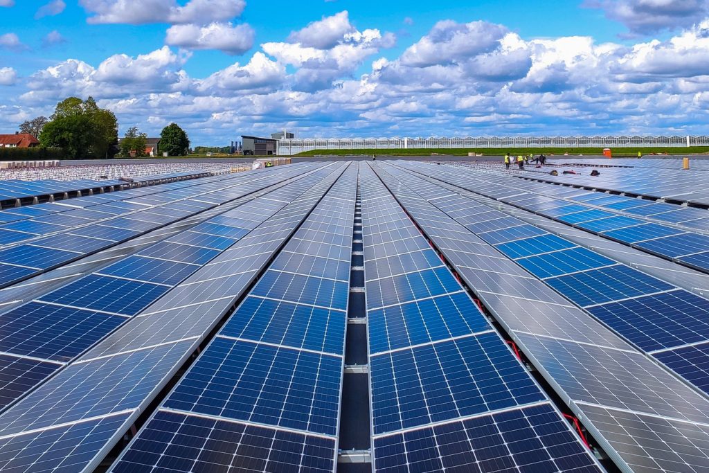 L'énergie solaire, qui représente la production d'électricité à partir de panneaux solaires., symbole des énergies renouvelables