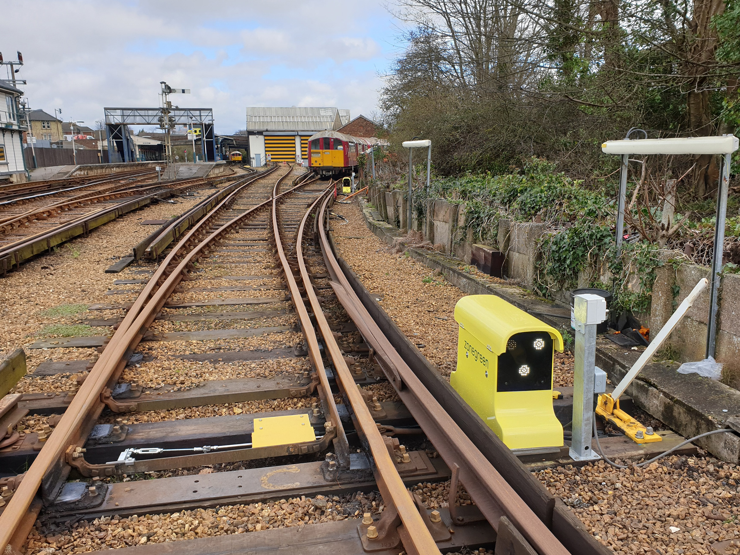 Système de commutation des aiguillages Zonegreen à proximité d'une zone d'électrification électrique ferroviaire.