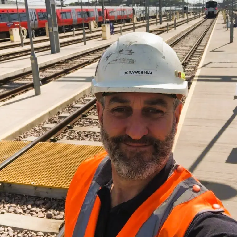 Iain, technicien chez Zonegreen lors d'une installation ferroviaire