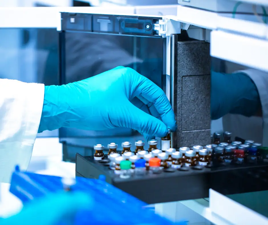 Entrep&ocirc;t pharmaceutique en pleine pr&eacute;paration de commande