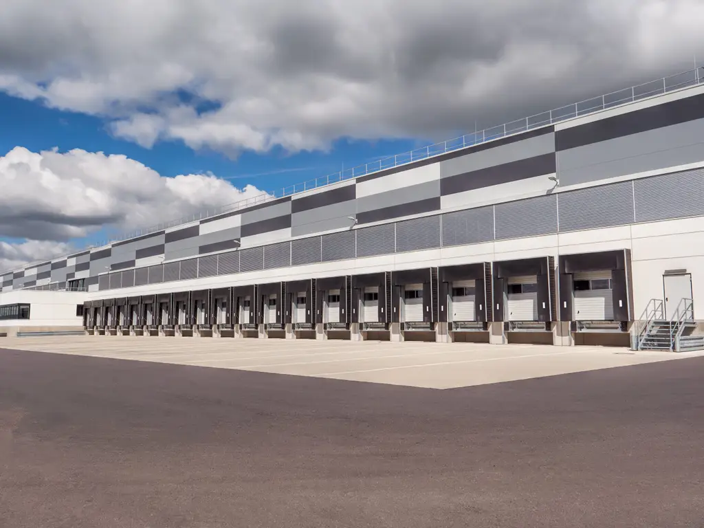 Rampes de chargement et de déchargement d'un grand entrepôt de distribution et de logistique.