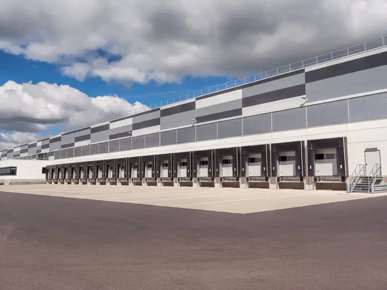 Rampes de chargement et de déchargement d'un grand entrepôt de distribution et de logistique.