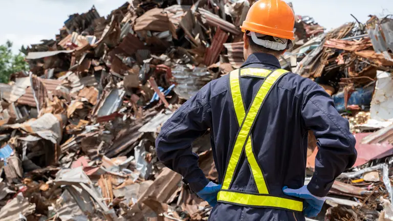 Ouvrier de fabrication contrôlant le produit en plastique recyclé dans l'usine de recyclage des déchets.