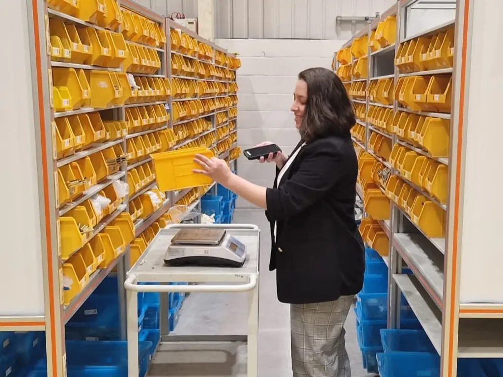 Photo d'Amanda, coordinatrice de la chaîne d'approvisionnement chez Castell, qui gère la logistique et les opérations.