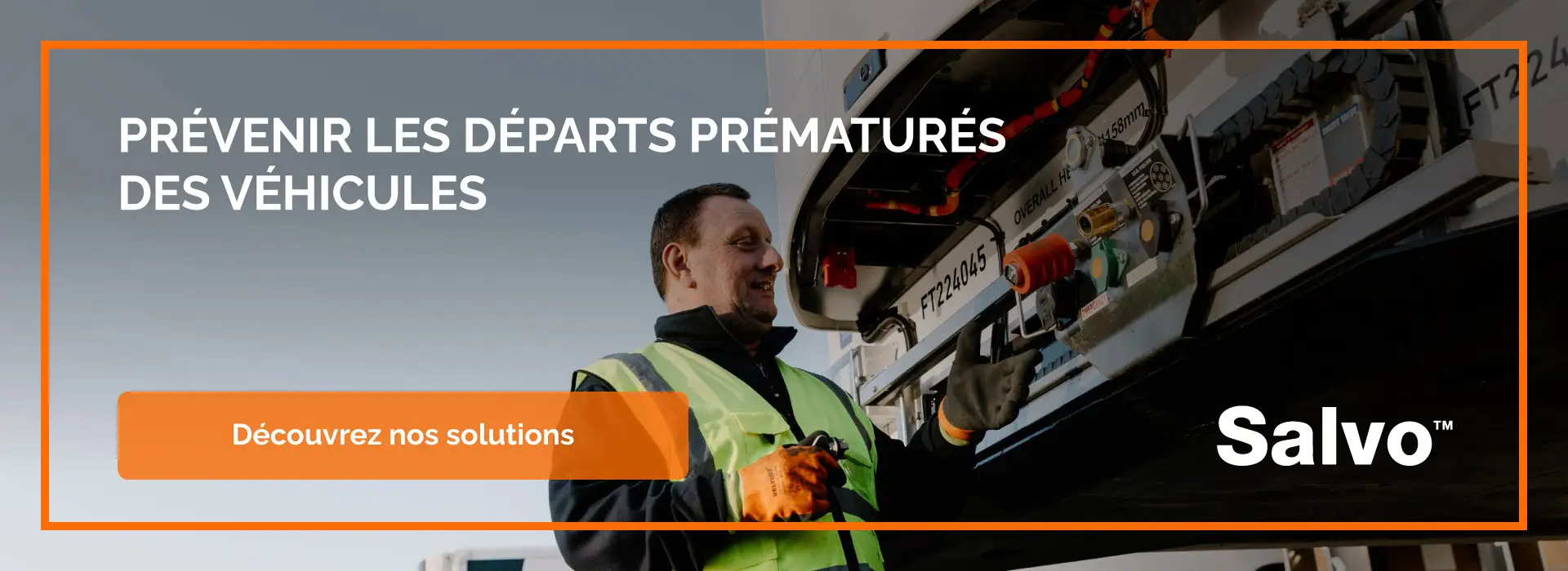 Salvo — prévenir les départs prématurés des véhicules, technicien en gilet haute visibilité inspectant l'équipement électrique d'un véhicule industriel, avec bouton « Découvrez nos solutions »