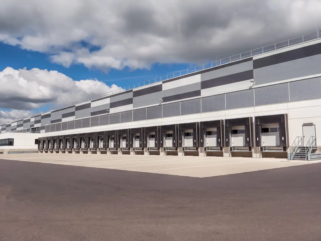 5 Tips to Select a Loading Bay Safety System for a New Warehouse Build